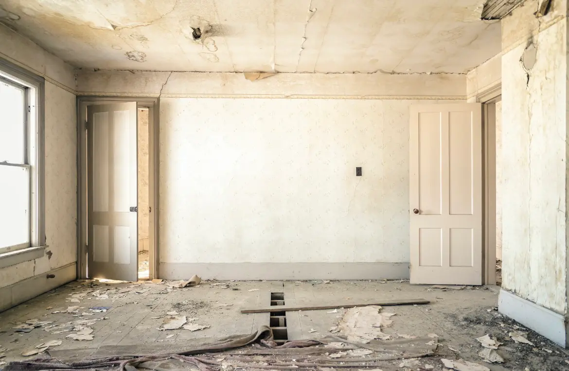 Waste disposal crew managing a cleanout project in Lima